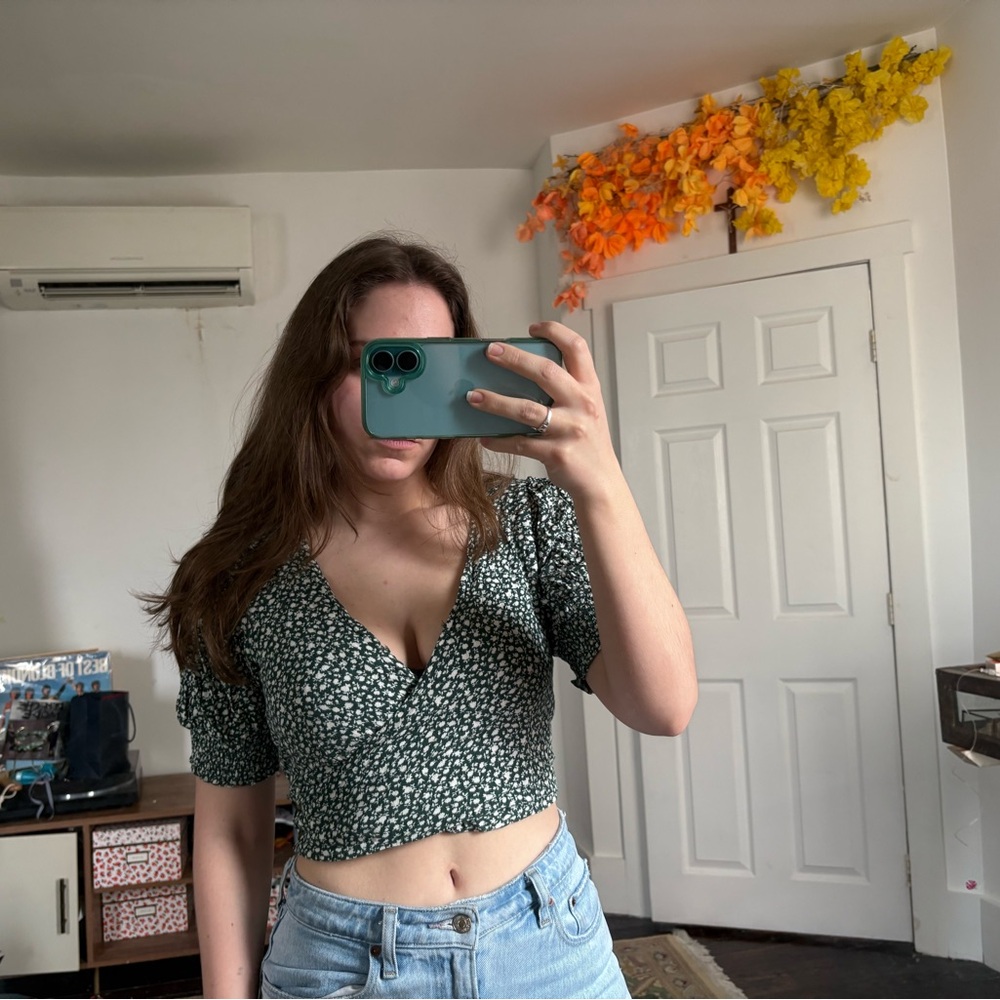 American Eagle Floral Green Puff Sleeve Crop Top